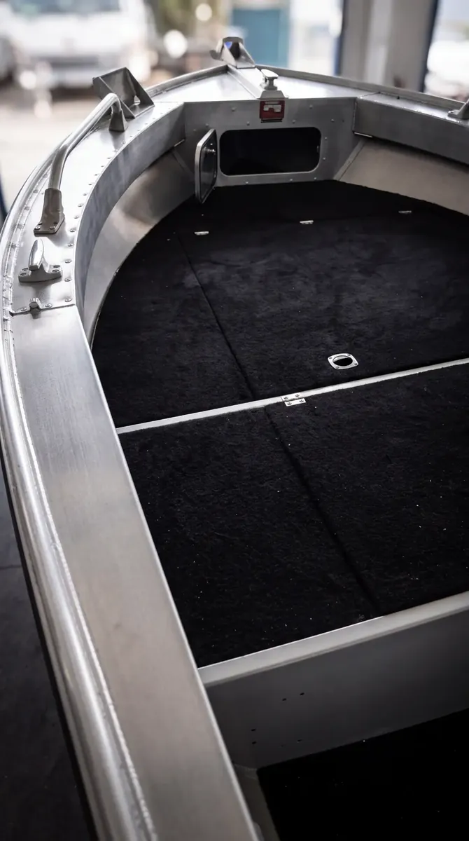 Interior de embarcação com carpete preto aplicado no piso